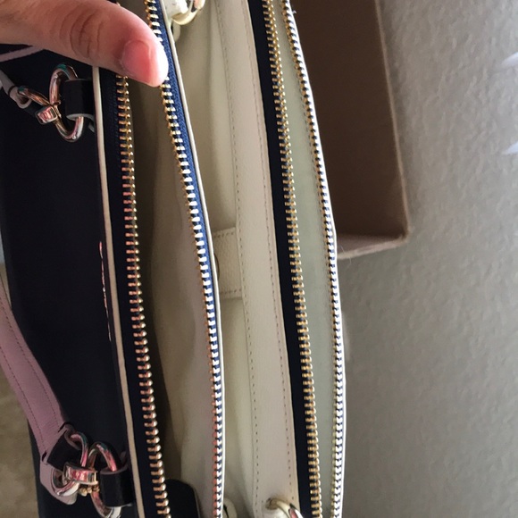 Medium coach sling bag like new - Picture 3 of 5